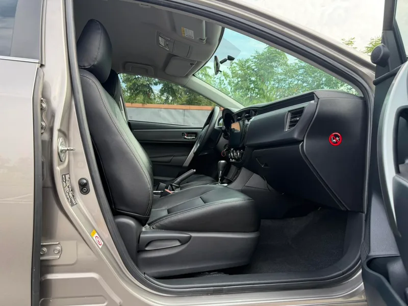 Toyota Corolla 2017 1.6L CVT GL intérieur photo 14 Toyota Corolla 2017 1.6L CVT GL intérieur photo 14