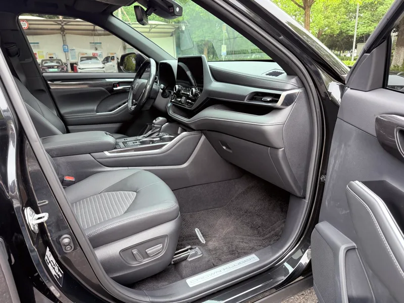 Toyota Crown Kluger 2021 2.5L HEV Version distinguée à quatre roues motrices intérieur photo 11 Toyota Crown Kluger 2021 2.5L HEV Version distinguée à quatre roues motrices intérieur photo 11