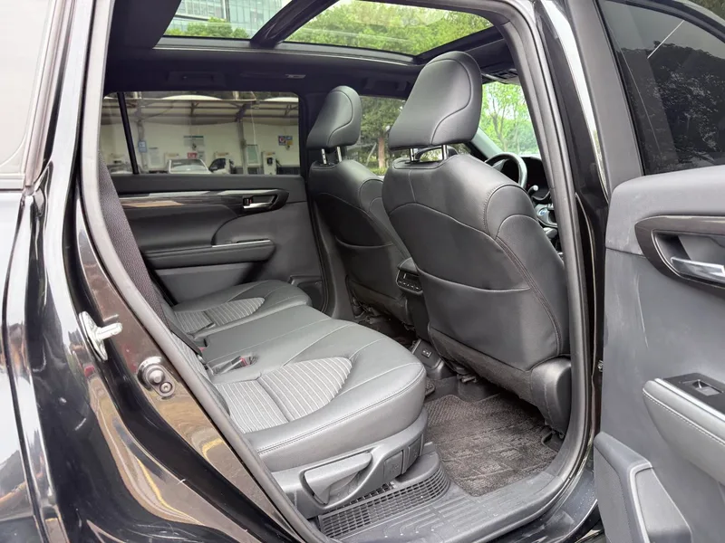 Toyota Crown Kluger 2021 2.5L HEV Version distinguée à quatre roues motrices intérieur photo 12 Toyota Crown Kluger 2021 2.5L HEV Version distinguée à quatre roues motrices intérieur photo 12