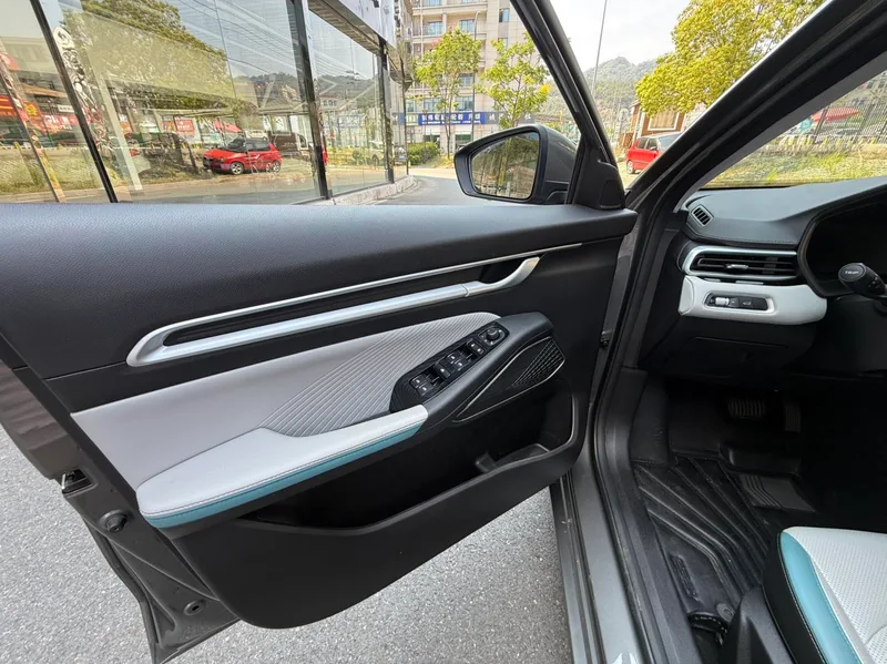 Geely Emgrand 2023 4.ª generación Edición campeona 1.5L CVT Modelo insignia interior foto 11 Geely Emgrand 2023 4.ª generación Edición campeona 1.5L CVT Modelo insignia interior foto 11