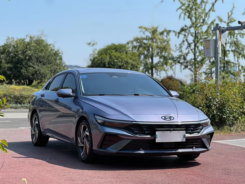 Hyundai Elantra 2023 1.5L CVT LUX Versión de lujo exterior foto 2 Hyundai Elantra 2023 1.5L CVT LUX Versión de lujo exterior foto 2