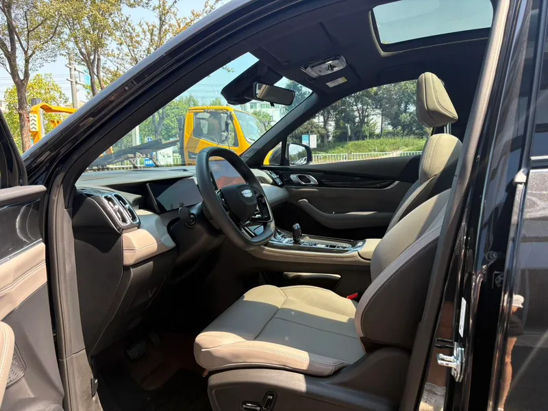 Geely Boyue L 2025 Cuarta generación 1.5TD DCT Salida exterior foto 4 Geely Boyue L 2025 Cuarta generación 1.5TD DCT Salida exterior foto 4