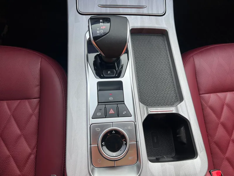 Jetour X70 PLUS 2023 1.5T DCT Brave person PLUS 7 seat interior photo 14 Jetour X70 PLUS 2023 1.5T DCT Brave person PLUS 7 seat interior photo 14