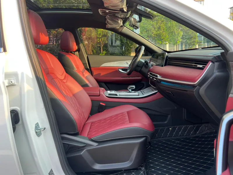 Jetour X70 PLUS 2023 1.5T DCT Brave person PLUS 7 seat interior photo 17 Jetour X70 PLUS 2023 1.5T DCT Brave person PLUS 7 seat interior photo 17