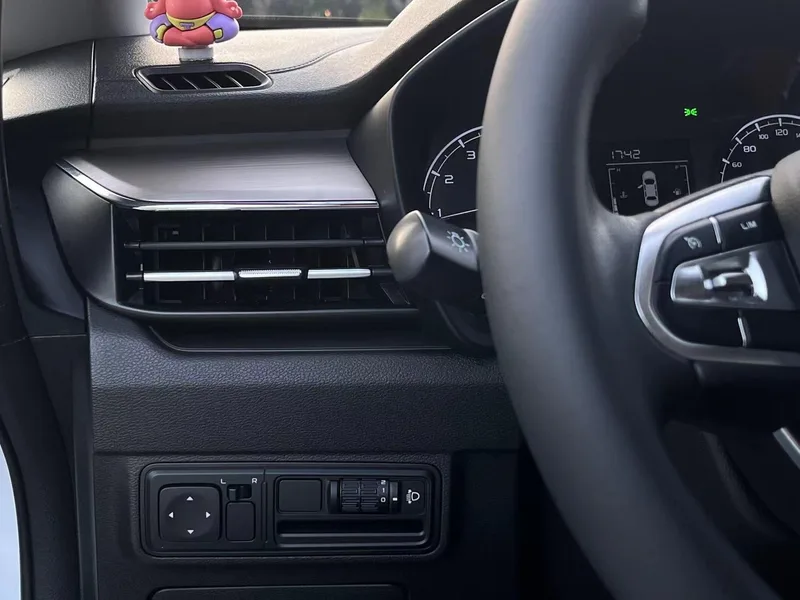 Geely Vision X3 2021 PRO 1.5L CVT Premium Trim interior photo 15 Geely Vision X3 2021 PRO 1.5L CVT Premium Trim interior photo 15
