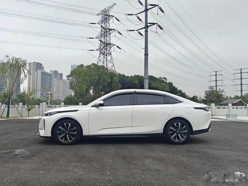 Changan Lamore 2023 1.5T GDI Type pilote automatique extérieur photo 4 Changan Lamore 2023 1.5T GDI Type pilote automatique extérieur photo 4