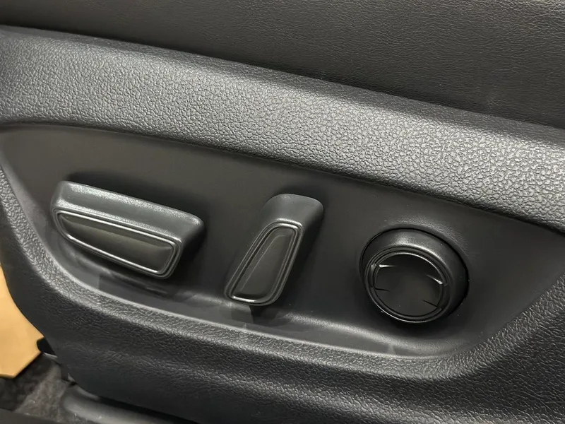 Toyota Avalon 2022 2.0L Luxury Edition interior photo 12 Toyota Avalon 2022 2.0L Luxury Edition interior photo 12