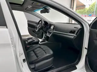 Hyundai Elantra Lingdong 2016 1.6L Inteligente automático De élite exterior foto 4 Hyundai Elantra Lingdong 2016 1.6L Inteligente automático De élite exterior foto 4