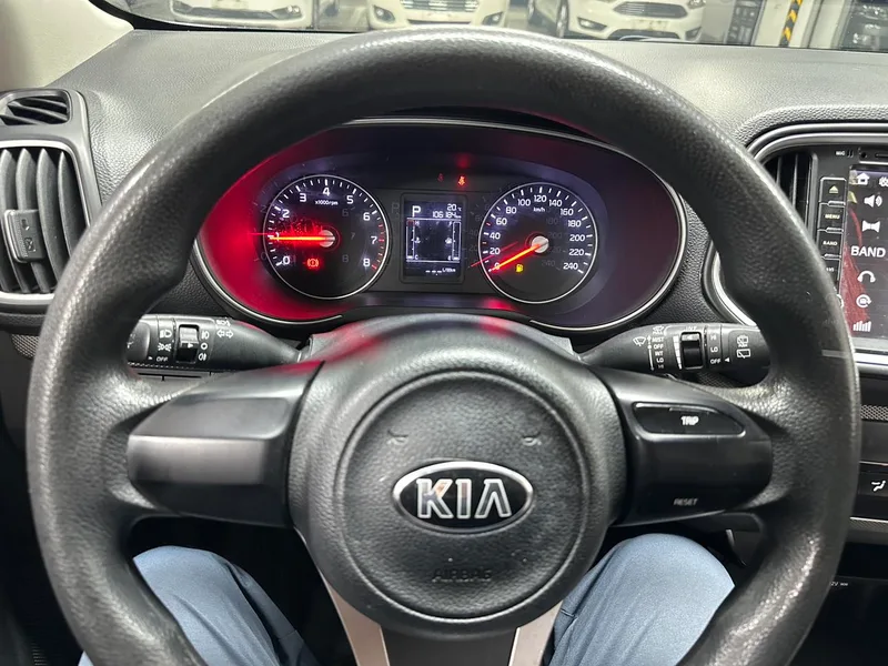 Kia Run 2015 1.6L Transmission automatique à deux roues motrices GLS intérieur photo 12 Kia Run 2015 1.6L Transmission automatique à deux roues motrices GLS intérieur photo 12