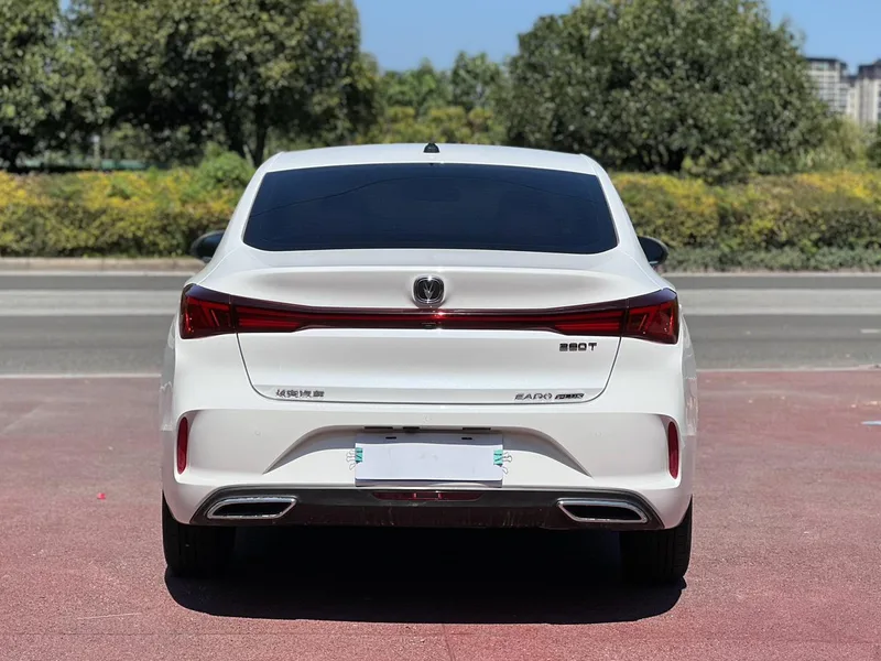 Changan Eado 2023 PLUS Versión de disfrute Ballena azul NE 1.4T GDI DCT Acabado premium exterior foto 4 Changan Eado 2023 PLUS Versión de disfrute Ballena azul NE 1.4T GDI DCT Acabado premium exterior foto 4