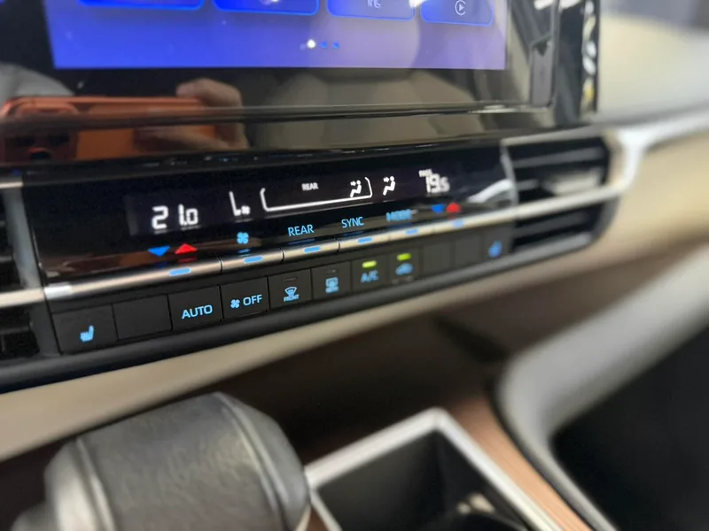 Toyota Sienna 2021 2.5L Hybrid Luxury Edition interior photo 13 Toyota Sienna 2021 2.5L Hybrid Luxury Edition interior photo 13