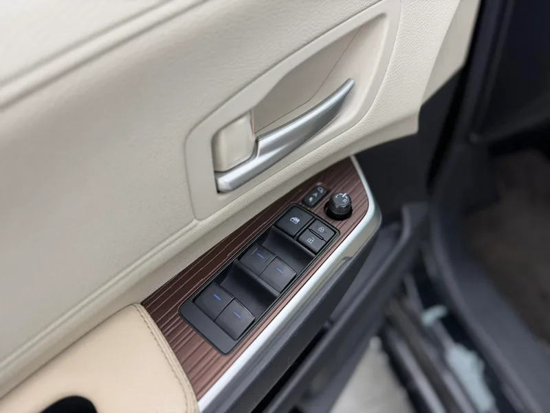 Toyota Sienna 2021 2.5L Hybrid Luxury Edition interior photo 14 Toyota Sienna 2021 2.5L Hybrid Luxury Edition interior photo 14