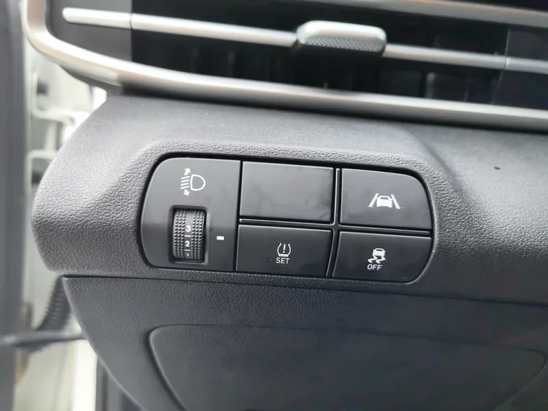 Hyundai Elantra 2021 1.5L CVT LUX Premium Edition exterior photo 6 Hyundai Elantra 2021 1.5L CVT LUX Premium Edition exterior photo 6