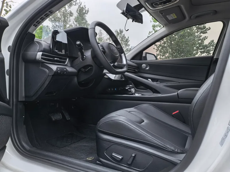 Hyundai Elantra 2021 1.5L CVT LUX Premium Edition interior photo 11 Hyundai Elantra 2021 1.5L CVT LUX Premium Edition interior photo 11