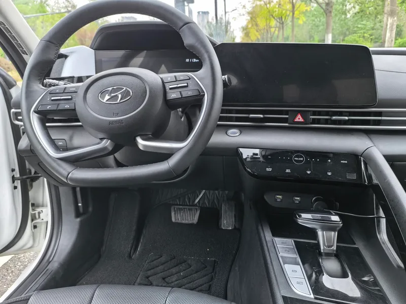 Hyundai Elantra 2021 1.5L CVT LUX Premium Edition interior photo 15 Hyundai Elantra 2021 1.5L CVT LUX Premium Edition interior photo 15