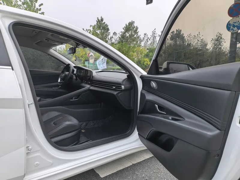 Hyundai Elantra 2021 1.5L CVT LUX Premium Edition interior photo 17 Hyundai Elantra 2021 1.5L CVT LUX Premium Edition interior photo 17