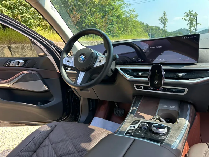 BMW X5 2023 xDrive30Li Type de luxe M Set de nuit de sport intérieur photo 15 BMW X5 2023 xDrive30Li Type de luxe M Set de nuit de sport intérieur photo 15