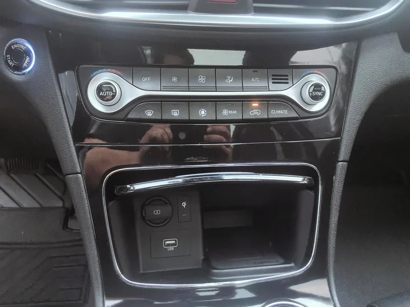 Hyundai Santa Fe 2019 380 TGDi TOP Buque insignia de tracción automática en las cuatro ruedas (HTRAC) País V interior foto 18 Hyundai Santa Fe 2019 380 TGDi TOP Buque insignia de tracción automática en las cuatro ruedas (HTRAC) País V interior foto 18