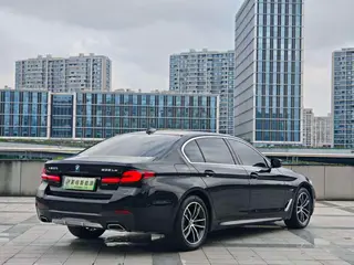 BMW 5 Series 2022 Segundo cambio 535Le M Conjunto deportivo interior foto 17 BMW 5 Series 2022 Segundo cambio 535Le M Conjunto deportivo interior foto 17
