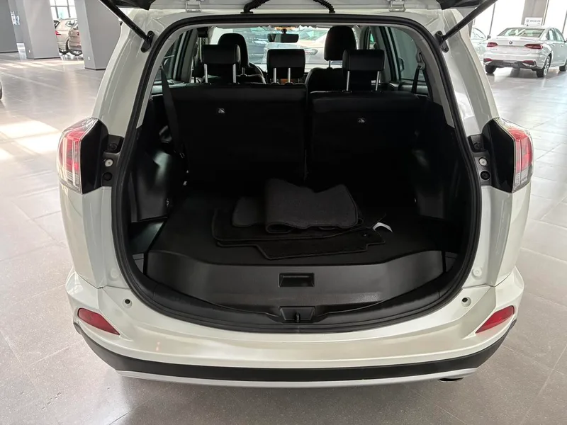 Toyota RAV4 2016 2.0L CVT Versión Zhishang con tracción en dos ruedas interior foto 12 Toyota RAV4 2016 2.0L CVT Versión Zhishang con tracción en dos ruedas interior foto 12