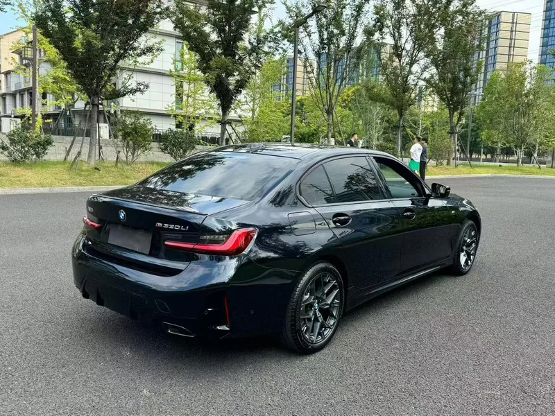 BMW 3 Series 2025 330Li Premium Class M Sports Night Suit interior photo 9 BMW 3 Series 2025 330Li Premium Class M Sports Night Suit interior photo 9
