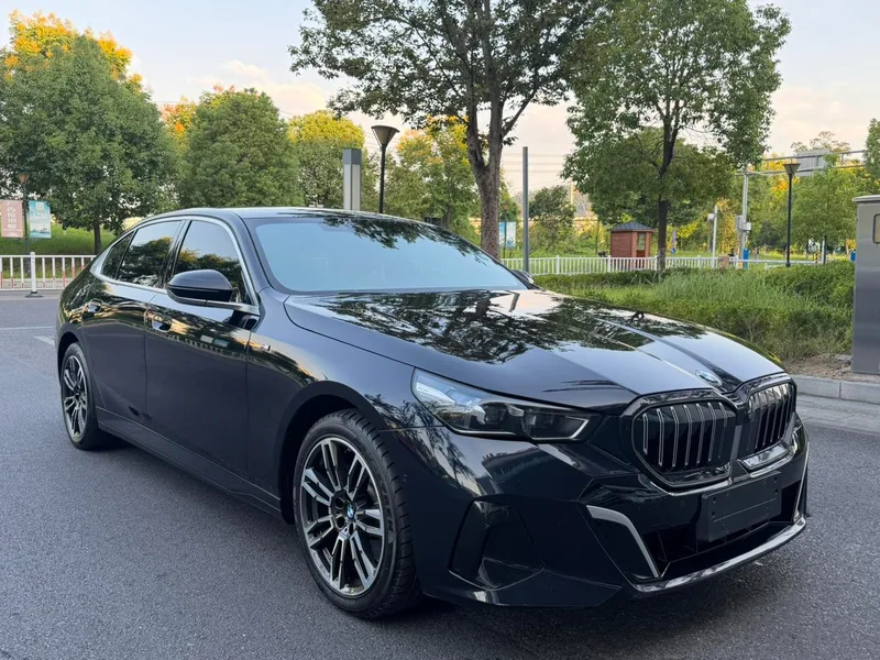 BMW 5 Series 2024 530Li Leading Type M Sports suit exterior photo 3 BMW 5 Series 2024 530Li Leading Type M Sports suit exterior photo 3