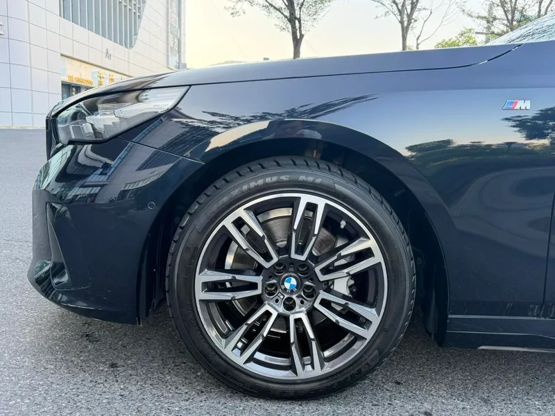 BMW 5 Series 2024 530Li Leading Type M Sports suit exterior photo 4 BMW 5 Series 2024 530Li Leading Type M Sports suit exterior photo 4