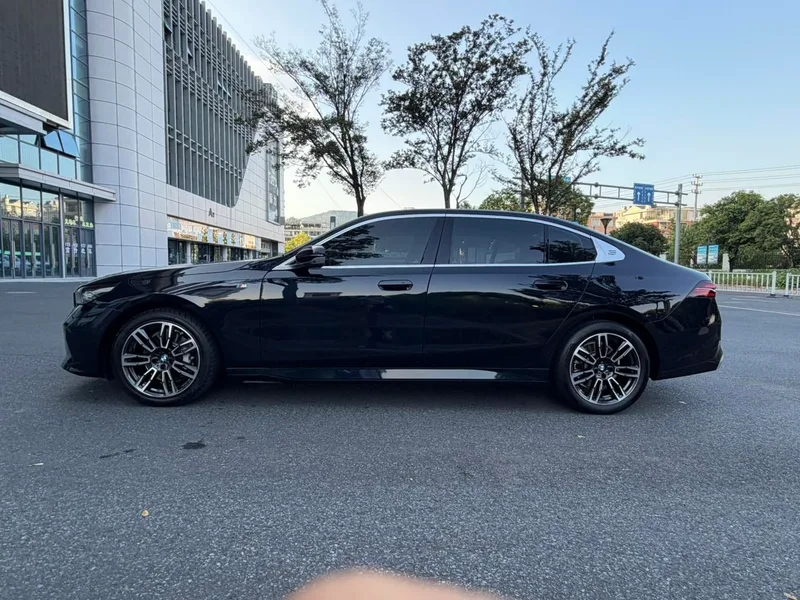 BMW 5 Series 2024 530Li Leading Type M Sports suit interior photo 15 BMW 5 Series 2024 530Li Leading Type M Sports suit interior photo 15