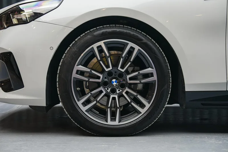 BMW 5 Series 2024 525i M Sports suit exterior photo 7 BMW 5 Series 2024 525i M Sports suit exterior photo 7