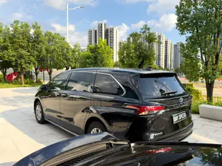 Toyota Sienna 2021 2.5L Hybrid Luxury Edition interior photo 8 Toyota Sienna 2021 2.5L Hybrid Luxury Edition interior photo 8