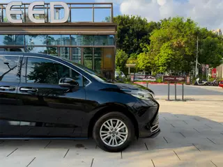 Toyota Sienna 2021 2.5L Hybrid Luxury Edition interior photo 11 Toyota Sienna 2021 2.5L Hybrid Luxury Edition interior photo 11