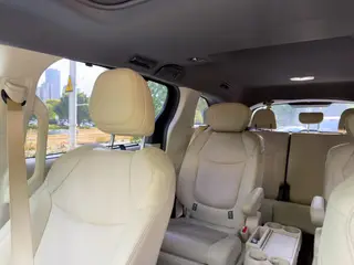 Toyota Sienna 2021 2.5L Hybrid Luxury Edition interior photo 13 Toyota Sienna 2021 2.5L Hybrid Luxury Edition interior photo 13