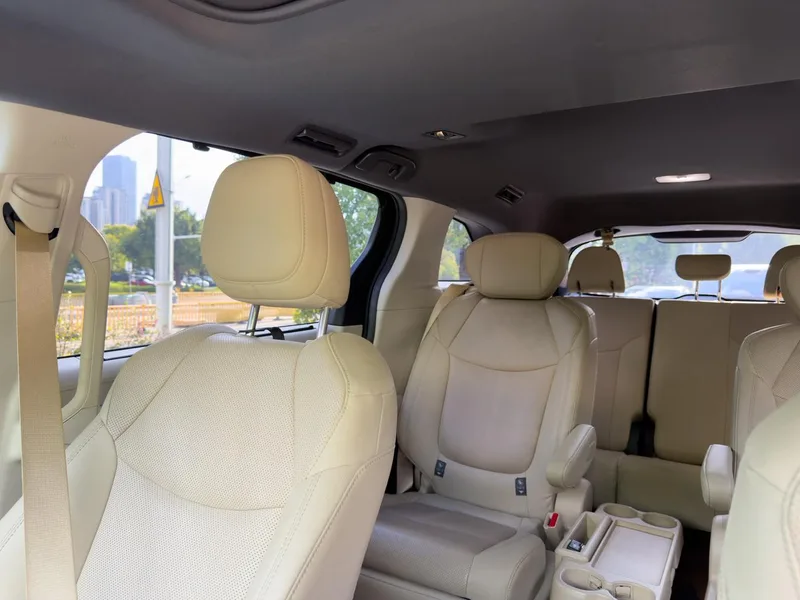 Toyota Sienna 2021 2.5L Hybrid Luxury Edition interior photo 13 Toyota Sienna 2021 2.5L Hybrid Luxury Edition interior photo 13