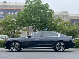 BMW 7 Series 2023 740Li Leading Type M Sports suit exterior photo 2 BMW 7 Series 2023 740Li Leading Type M Sports suit exterior photo 2