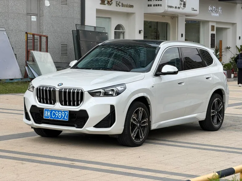 BMW X1 2023 sDrive25Li M Спортивный костюм экстерьер фото 1 BMW X1 2023 sDrive25Li M Спортивный костюм экстерьер фото 1