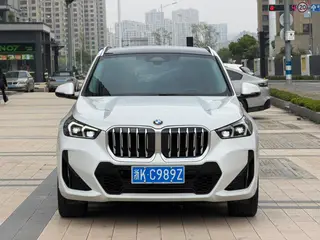 BMW X1 2023 sDrive25Li M Спортивный костюм экстерьер фото 2 BMW X1 2023 sDrive25Li M Спортивный костюм экстерьер фото 2