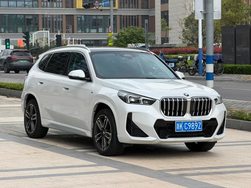 BMW X1 2023 sDrive25Li M Спортивный костюм экстерьер фото 3 BMW X1 2023 sDrive25Li M Спортивный костюм экстерьер фото 3