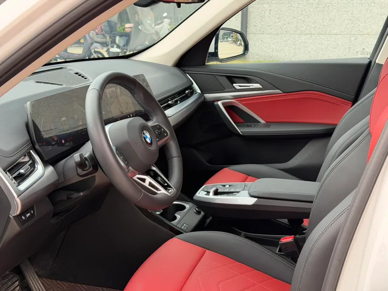 BMW X1 2023 sDrive25Li M Спортивный костюм экстерьер фото 5 BMW X1 2023 sDrive25Li M Спортивный костюм экстерьер фото 5