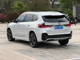 BMW X1 2023 sDrive25Li M Спортивный костюм интерьер фото 8 BMW X1 2023 sDrive25Li M Спортивный костюм интерьер фото 8