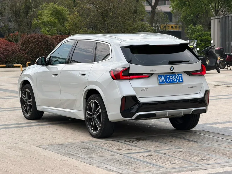 BMW X1 2023 sDrive25Li M Спортивный костюм интерьер фото 8 BMW X1 2023 sDrive25Li M Спортивный костюм интерьер фото 8