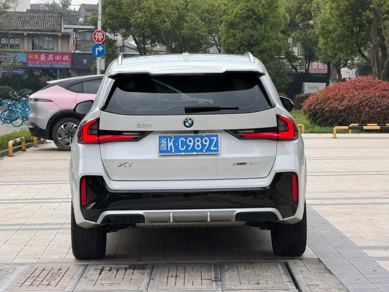 BMW X1 2023 sDrive25Li M Спортивный костюм интерьер фото 9 BMW X1 2023 sDrive25Li M Спортивный костюм интерьер фото 9