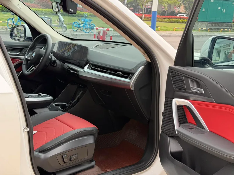 BMW X1 2023 sDrive25Li M Спортивный костюм интерьер фото 11 BMW X1 2023 sDrive25Li M Спортивный костюм интерьер фото 11