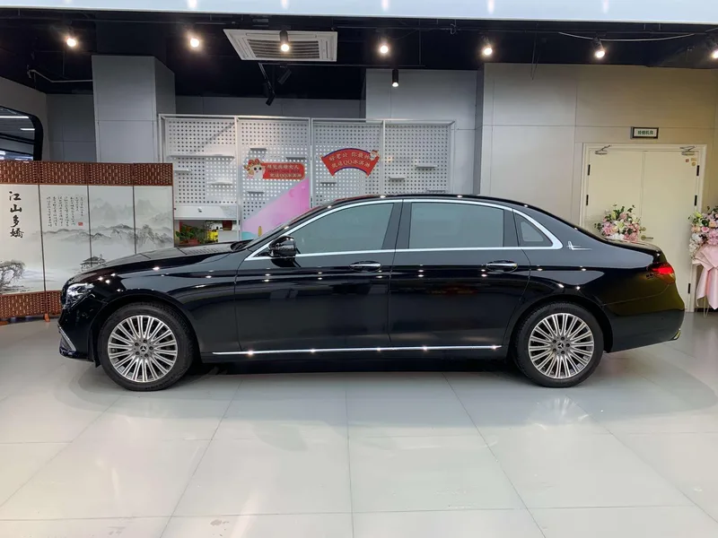 Mercedes-Benz E-Class 2023 Reforma E 300 L Estilo de moda Coche exterior foto 7 Mercedes-Benz E-Class 2023 Reforma E 300 L Estilo de moda Coche exterior foto 7