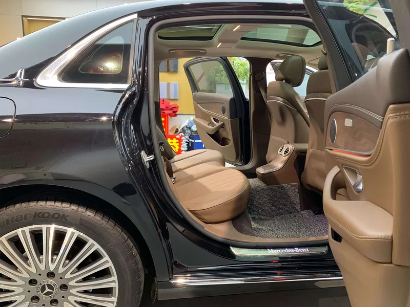 Mercedes-Benz E-Class 2023 Reforma E 300 L Estilo de moda Coche interior foto 14 Mercedes-Benz E-Class 2023 Reforma E 300 L Estilo de moda Coche interior foto 14
