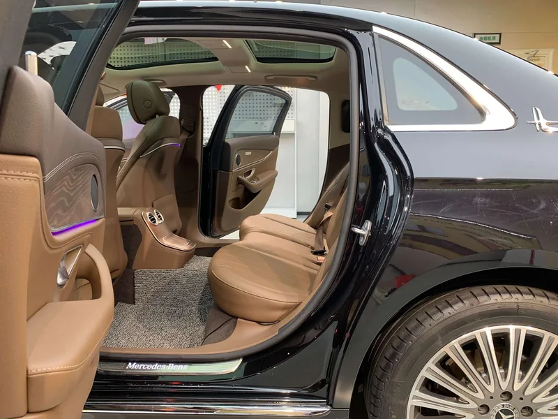 Mercedes-Benz E-Class 2023 Reforma E 300 L Estilo de moda Coche interior foto 15 Mercedes-Benz E-Class 2023 Reforma E 300 L Estilo de moda Coche interior foto 15