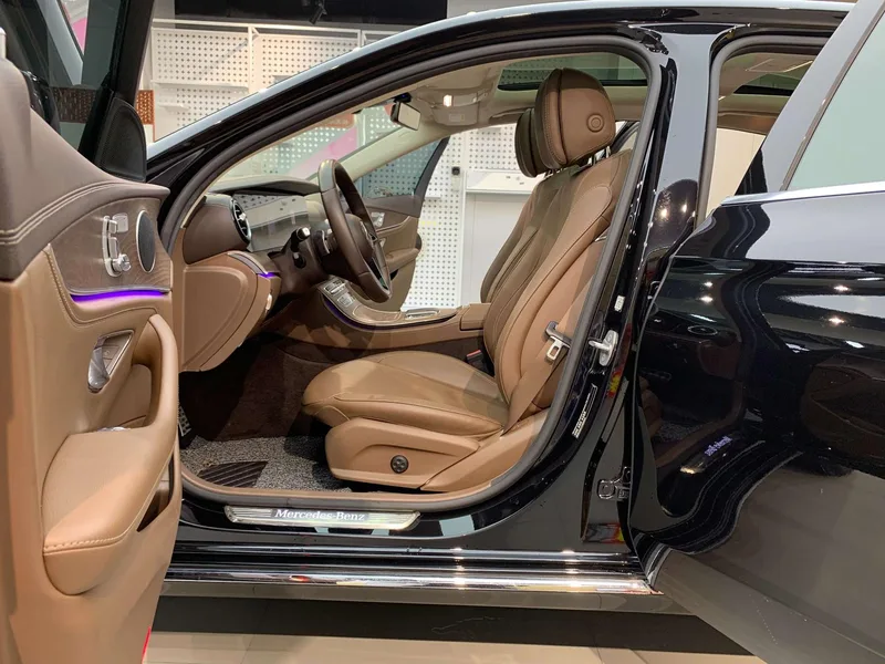 Mercedes-Benz E-Class 2023 Reforma E 300 L Estilo de moda Coche interior foto 16 Mercedes-Benz E-Class 2023 Reforma E 300 L Estilo de moda Coche interior foto 16
