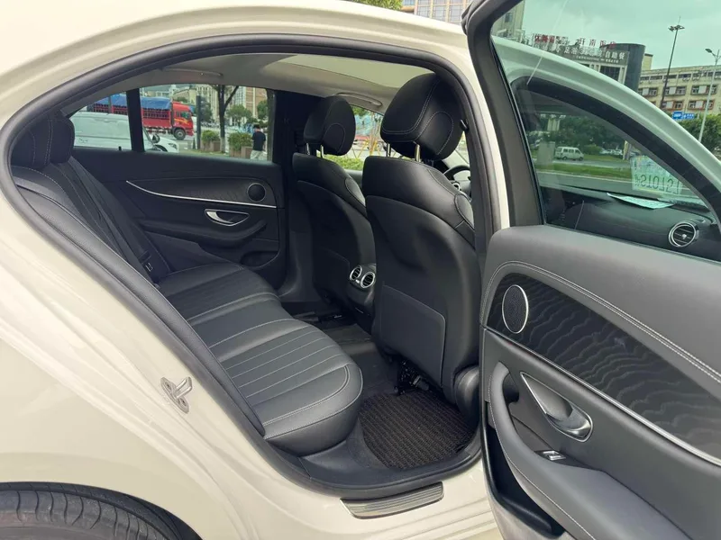 Mercedes-Benz E-Class (Imported) 2024 E 260 Versión deportiva interior foto 6 Mercedes-Benz E-Class (Imported) 2024 E 260 Versión deportiva interior foto 6