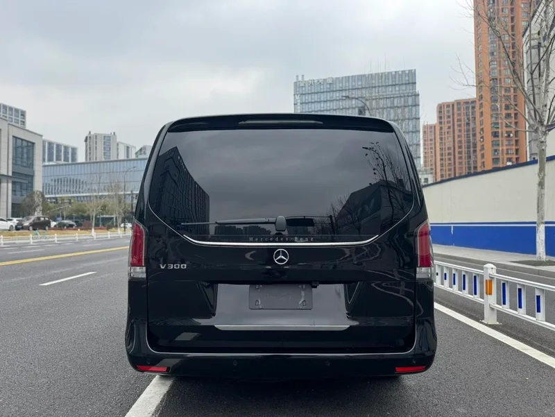 Mercedes-Benz V-Class 2024 V 300 Premium Edition interior photo 15 Mercedes-Benz V-Class 2024 V 300 Premium Edition interior photo 15