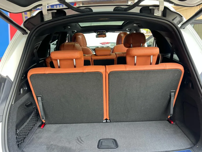 Mercedes-Benz GLC 2023 GLC 260 L 4MATIC Dynamic 7 seat interior photo 13 Mercedes-Benz GLC 2023 GLC 260 L 4MATIC Dynamic 7 seat interior photo 13