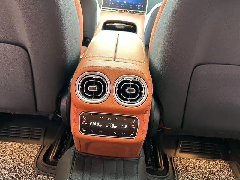 Mercedes-Benz GLC 2023 GLC 260 L 4MATIC Dynamic 7 seat interior photo 17 Mercedes-Benz GLC 2023 GLC 260 L 4MATIC Dynamic 7 seat interior photo 17